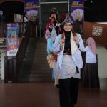 Model Menggayakan Batik Sarung Untuk Flash Mob Fashion Walk