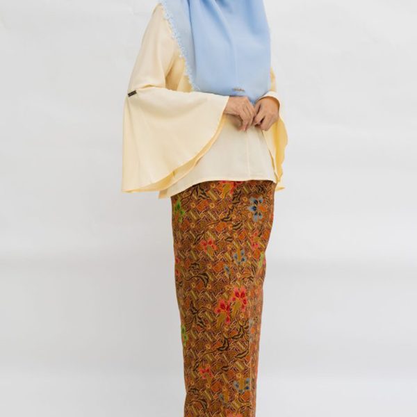 X2G0440 BATIK SARUNG GOLDLINE RED